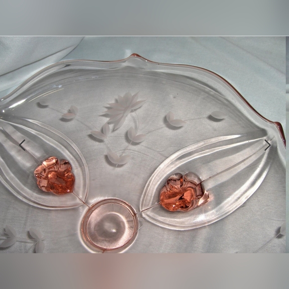 Vintage Pink Depression 3 Footed Pedestal etched Glass  - Candy dish - Picture 4 of 14